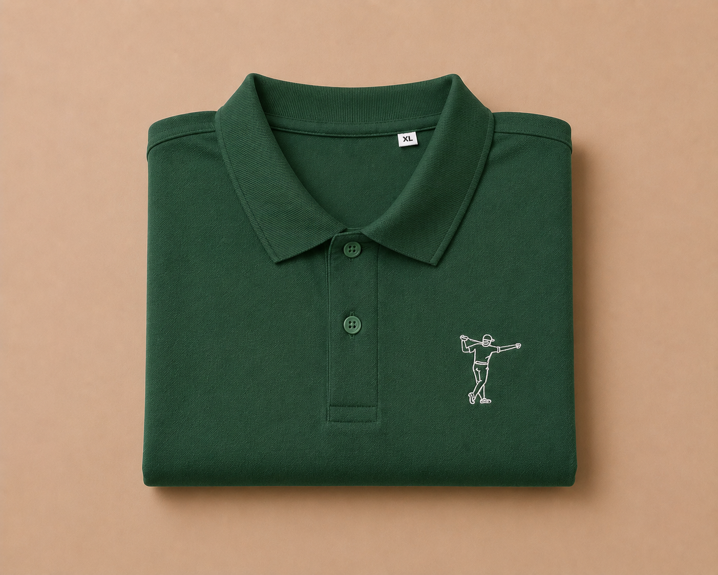 Detaljbild av grön FOA Golf golfpiké med broderad logga på bröstet