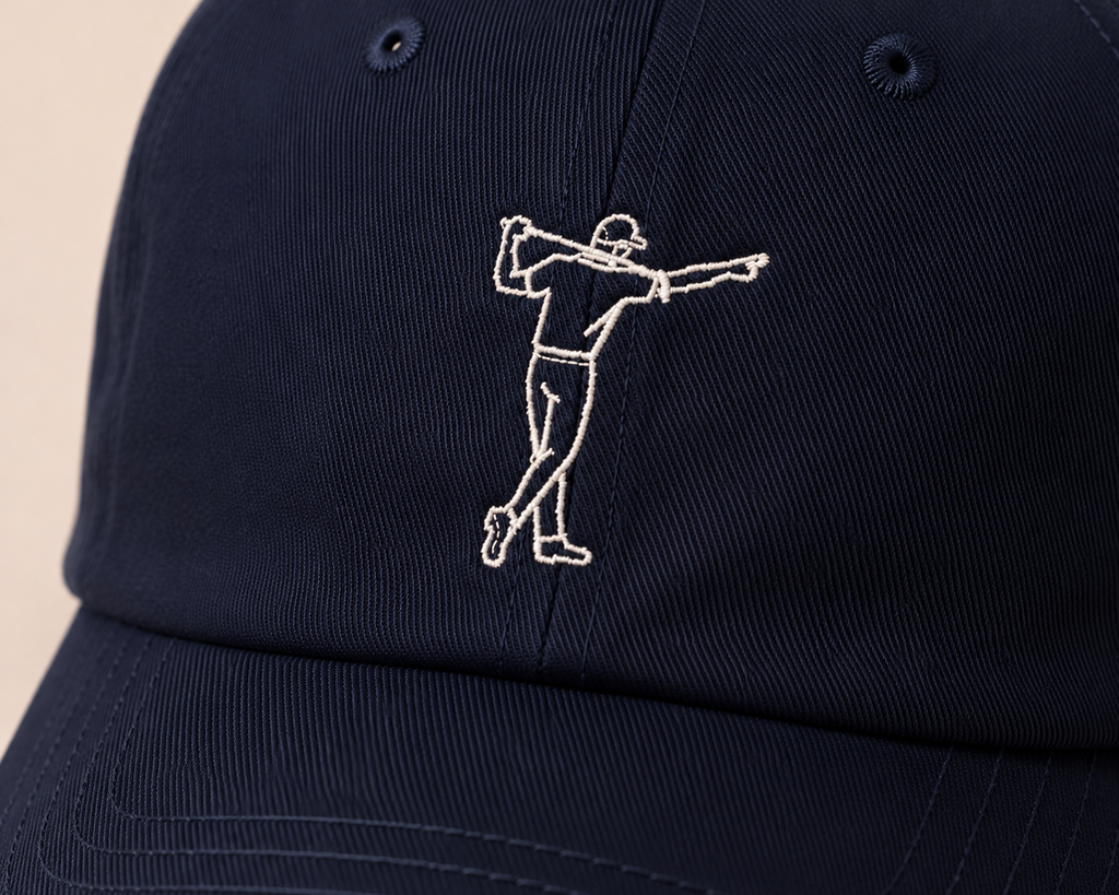 Detaljbild av marinblå FOA Golf golfkeps med broderad golfare