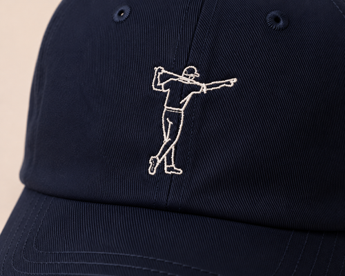 Detaljbild av marinblå FOA Golf golfkeps med broderad golfare