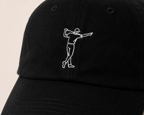 Detaljbild av svart FOA Golf golfkeps med broderad golfare