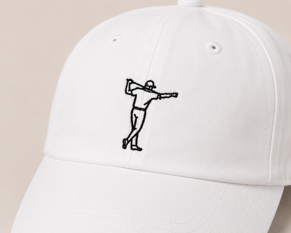 Detaljbild av vit FOA Golf golfkeps med broderad golfare