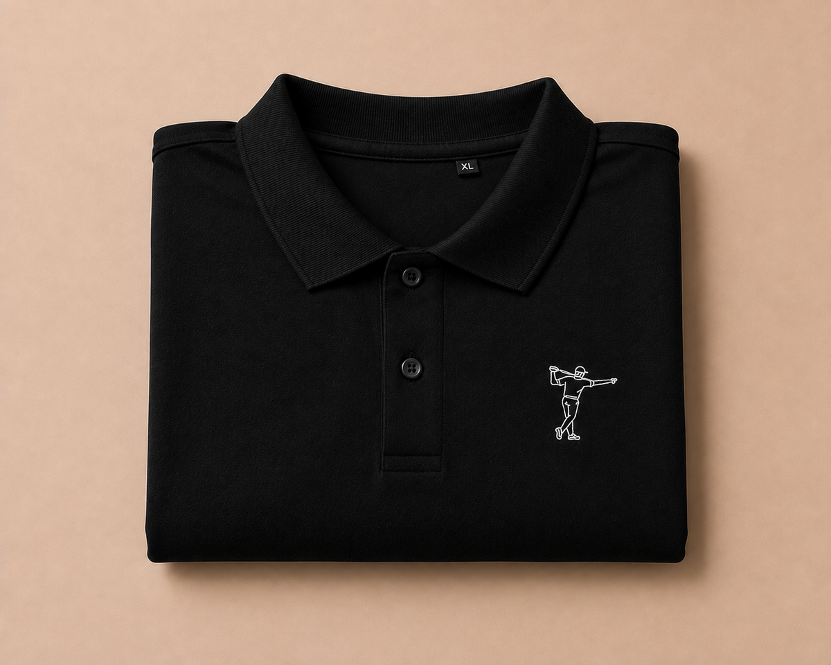 Detaljbild av svart FOA Golf golfpiké med broderad logga på bröstet