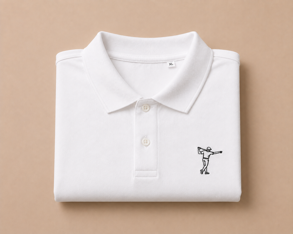 Detaljbild av vit FOA Golf golfpiké med broderad logga på bröstet