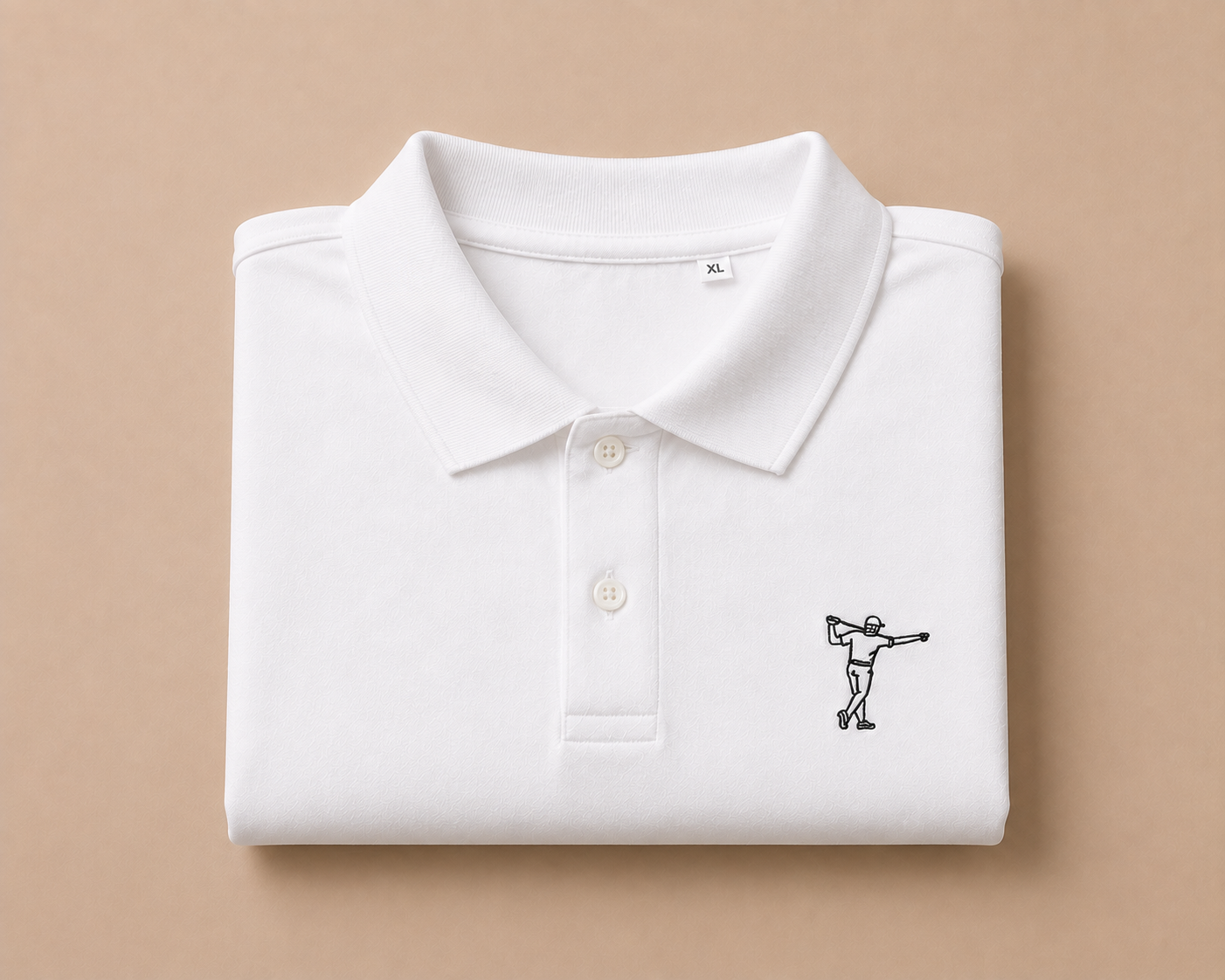 Detaljbild av vit FOA Golf golfpiké med broderad logga på bröstet