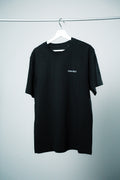 FOA t-shirt, svart, framifrån på en galge.