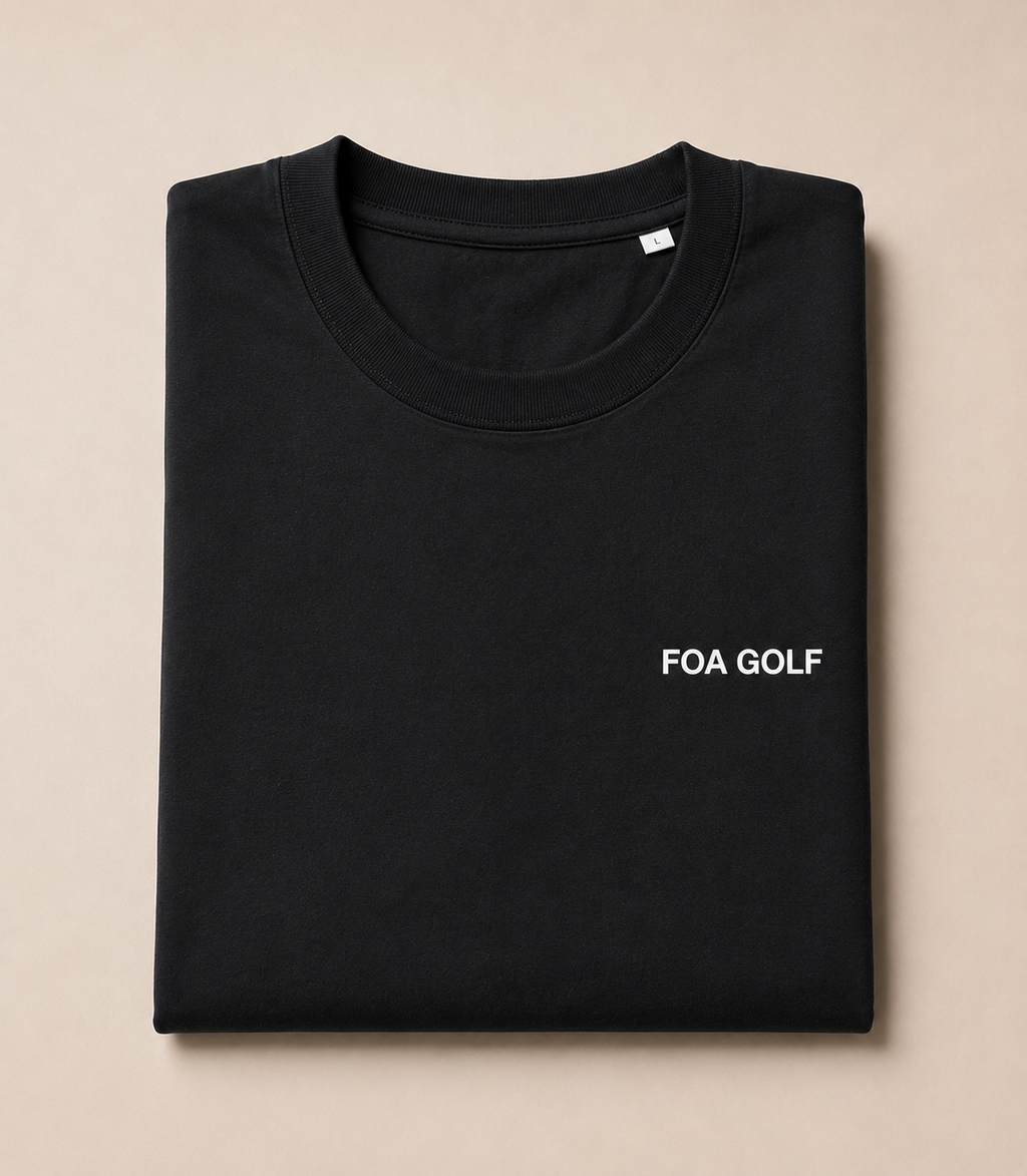 Detaljbild av svart FOA Golf T-shirt med FOA GOLF-tryck på bröstet