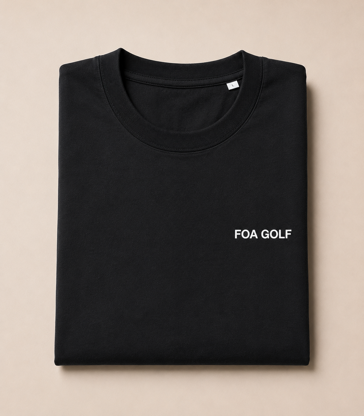 Detaljbild av svart FOA Golf T-shirt med FOA GOLF-tryck på bröstet