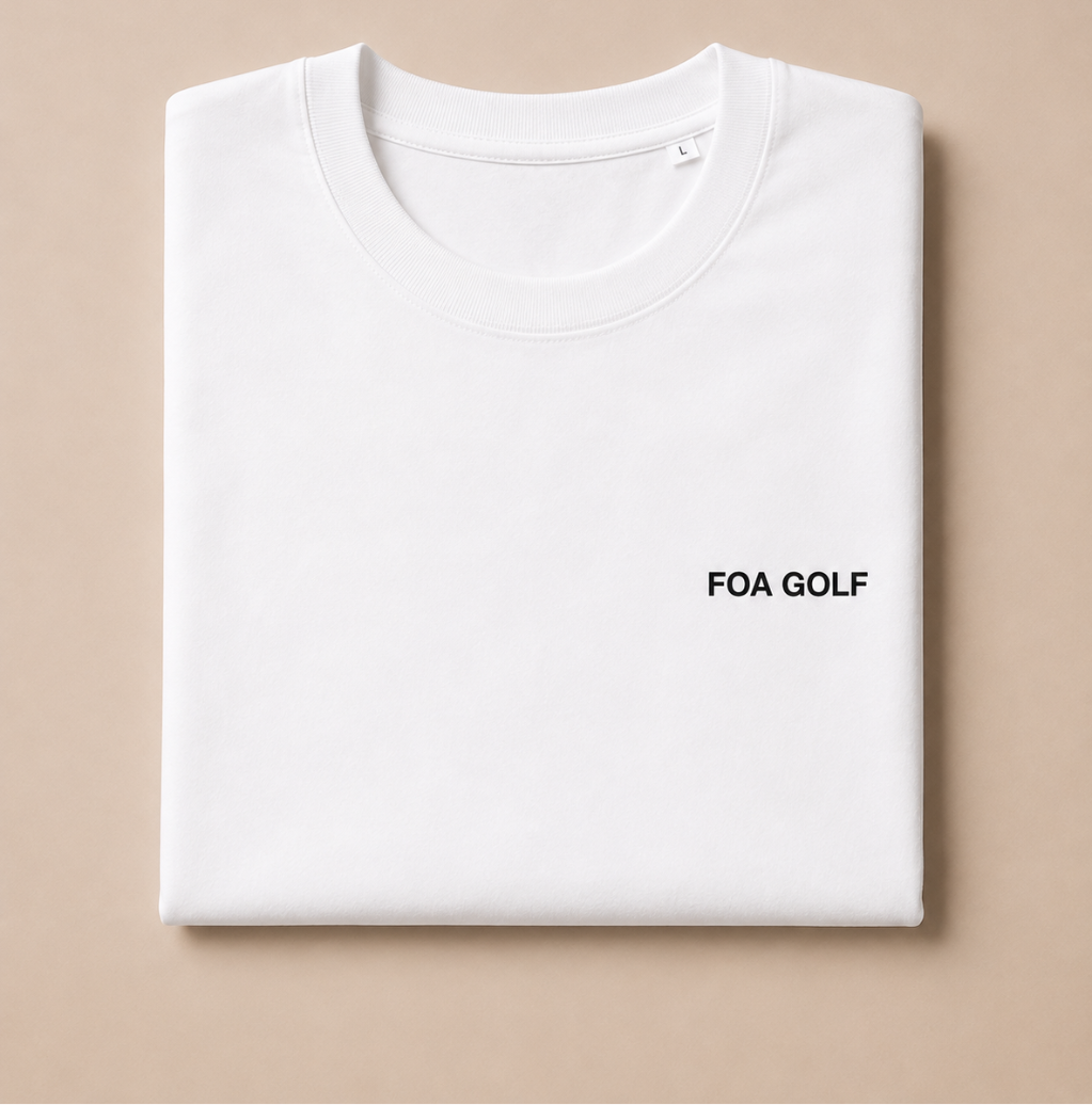 Detaljbild av vit FOA Golf T-shirt med FOA GOLF-tryck på bröstet