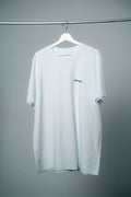 FOA t-shirt, vit, framifrån på en galge.